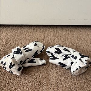 Black Heart Print White Mittens